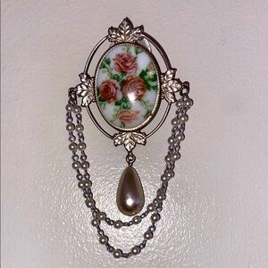 Vintage Elegant Floral Pin with Pearl Accent just beautiful 💕silver back